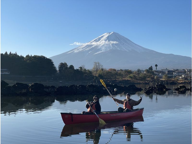 [Yamanashi Prefecture, Lake Kawaguchi] Enjoy a Canadian canoeing experience even in winter without getting wet. 120-minute course. Walk on the lake in a canoe and make memories.の紹介画像