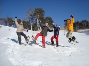 [Nagano/Karuizawa] Snowshoe "Snow Forest Exploration Snowshoe Tour" with tea time on the snow! Recommended for first-timers