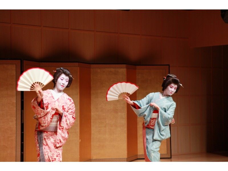 【東京・神田明神】江戸の華 六花街の芸妓衆の踊りと幇間芸を楽しむ！和食御膳昼食付き