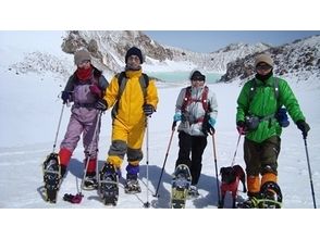~感動のエメラルドグリーンの湯釜を望む~白根山湯釜周遊スノーシュートレッキングの画像