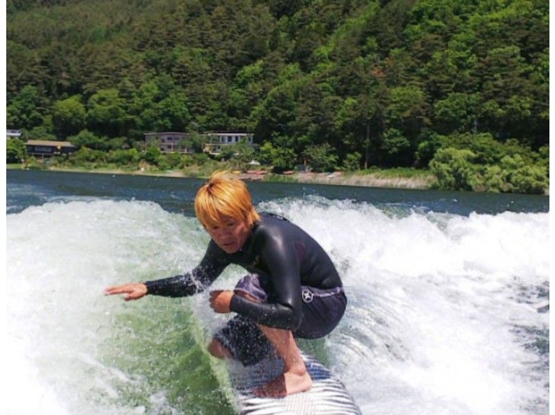 【山梨県　河口湖】　丁寧でわかりやすい！9割が立てるようになるウェイクサーフィン体験