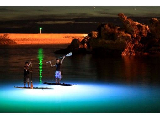 [Okinawa/Yomitan] [Limited to 1 group ☆ Old private house rental plan] A fantastic, extraordinary experience that illuminates the sea at night ⭐︎ Night SUP course <photo data> Free gift bonusの画像