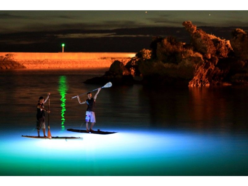 [沖縄·Yomitan]在照亮夜海的同時照亮夢幻般的非凡世界★夜間SUP課程の紹介画像
