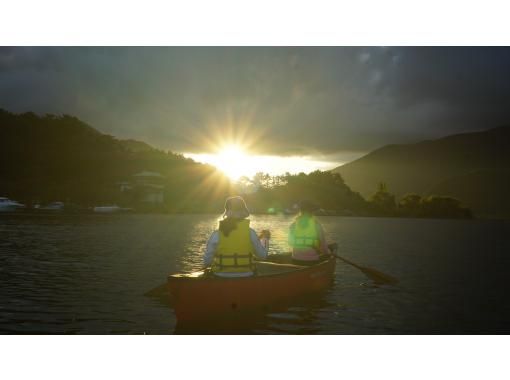 【山梨県・河口湖】秋の行楽・濡れずに乗れる・河口湖カナディアンカヌー体験・夕暮れ90分コース・カナディアンカヌーでで湖上散歩＆思い出作りの旅の画像