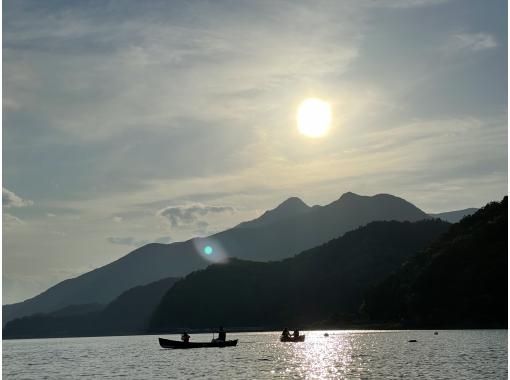 【山梨县河口湖】盛夏河口湖加拿大独木舟体验～90分钟日落路线～在湖上划独木舟，留下难忘的旅程の画像
