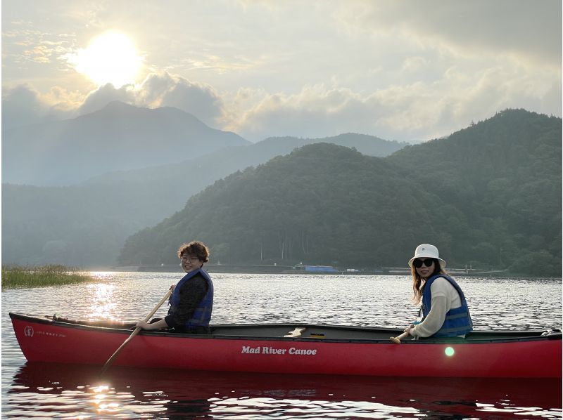 【山梨県・河口湖】冬でも楽しめる・濡れない河口湖カナディアンカヌー体験・サンセット90分コース・カヌーでで湖上散歩＆思い出作りの旅の紹介画像