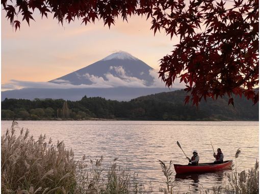 [Yamanashi Prefecture, Lake Kawaguchi] Autumn Canadian canoe experience on Lake Kawaguchi - Sunset 90-minute course - Canoeing on the lake and a trip to make memoriesの画像