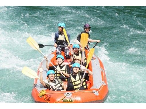 [Gifu Prefecture, Minami-cho, Gujo City / half-day] Elementary school students are welcome ◎ Powerful rafting on the Nagara River! A natural roller coaster! (morning or afternoon) <Onsen ticket included! ＞の画像