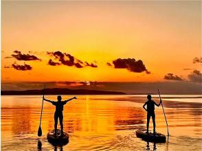 [Okinawa Ishigaki Island] Sunset SUP experience 1.5 hours! Reliable support for beginners and women ♪ Enjoy the spectacular view of the sunset with SUP from the beach of Ishigaki ♪ Photo shooting service!の画像