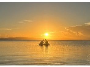 【石垣島サンセットSUP/送迎可】マジックアワーの絶景クルージング/未経験でも安心サポート/写真撮影付き/ドローン撮影オプション