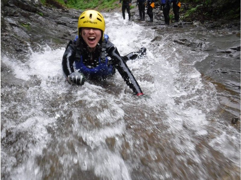 [Gunma / Minakami] Elementary school students welcome! Enjoy water play with the "Canyoning Half-Day Course" and have fun with natural water slides!の紹介画像