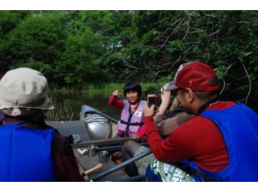 [北海道，屈斜路]孩子们也可以享受！ s路川源头水边生物搜索和独木舟之旅♪有下午茶时间の画像