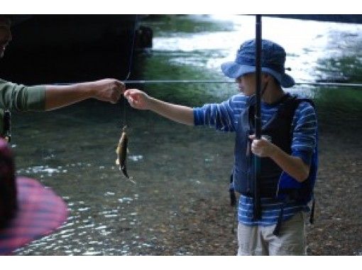 [ฮอกไกโด・ ความชันที่ดูสบาย ๆ 】ผู้เริ่มเล่นและเด็ก ๆ สามารถสนุกได้! การตกปลาในแม่น้ำคุชิโระ Genryu & พายเรือแคนู♪เวลาน้ำชาの画像