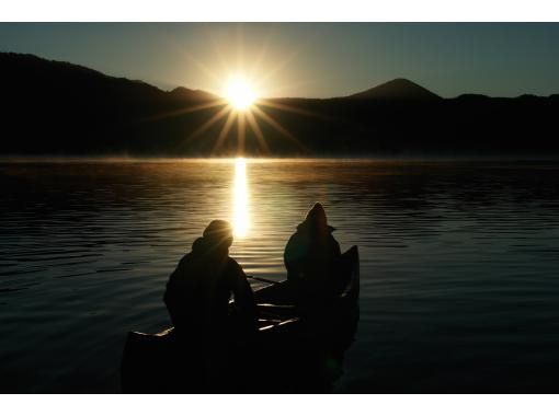 【Limited time! Towada lake early morning canoe tour] A tour of bliss to see the moment when the morning sun rises from the lake [with tea and cake]の画像