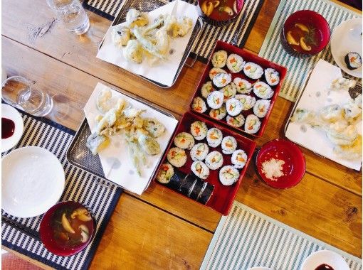 [โตเกียว] อาหารญี่ปุ่นมังสวิรัติสนุกสนานโดยผู้คนจากทั่วทุกมุมโลก♪ซูชิมากิและการทำเทมปุระの画像