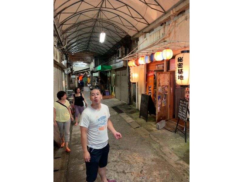 【沖縄・那覇市・栄町】地元民が案内するディープなまち「栄町市場」ナイト・ガイドツアー！「飲食店巡り」