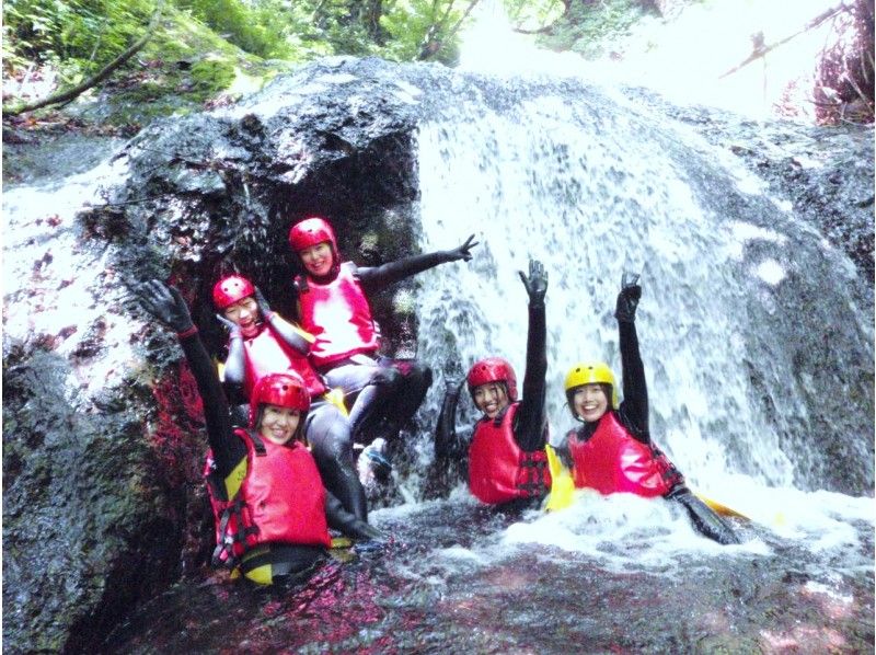 【軽井沢／信州長野・関東群馬】川遊び体験☆季節のキャニオンアドベンチャー！川下り滝滑り＆沢登渓谷探検