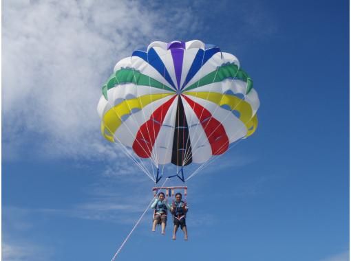 [Okinawa Sesoko Island para Sale course [parasailing and banana boat 10 minutes set]の画像