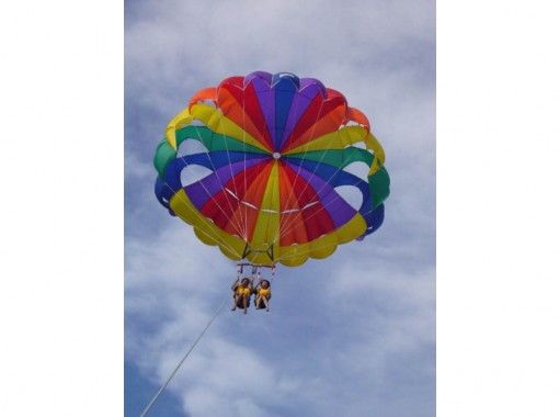 [冲绳濑底岛]滑翔伞拖曳课程[大理石和香蕉船]の画像
