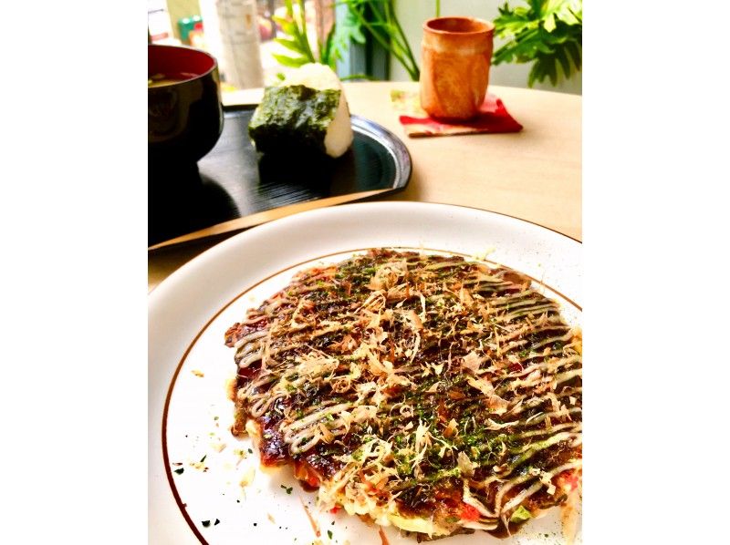 【大阪・心斎橋】Okonomiyaki Cooking!英会話をしながらお好み焼き作り♪