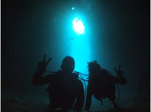 「超级夏季特惠2024」【冲绳青之洞窟】适合10岁以上的人享受海上漫步＆青之洞窟乘船体验深潜照片数据服务の画像