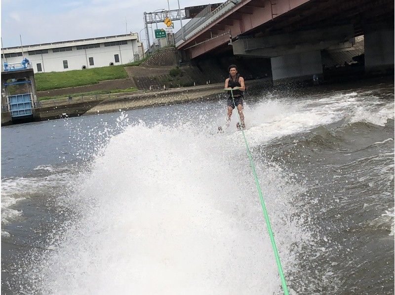 【東京・千葉・江戸川】コツをつかめば自由自在♪ 水上スキー体験