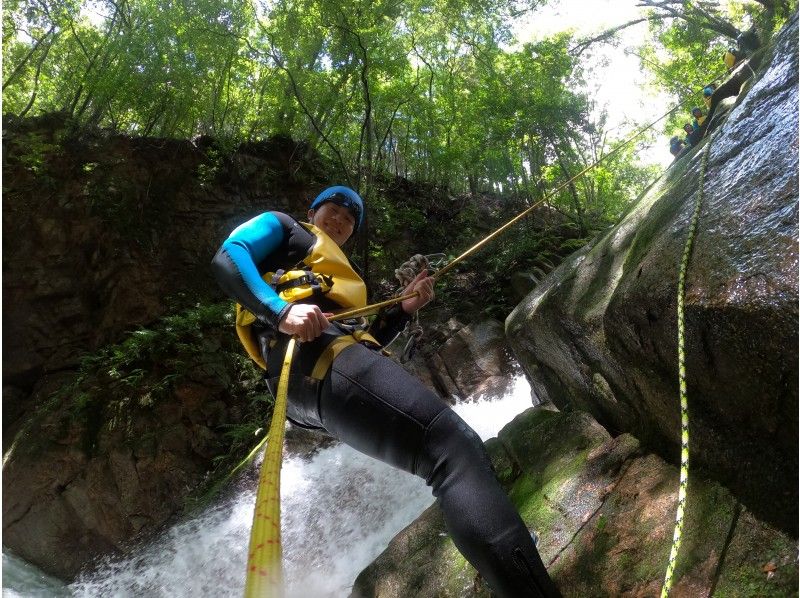 [三重·Kameyama]極端水上游戲！溪降半日遊！您還可以體驗強大的瀑布滑塊！の紹介画像