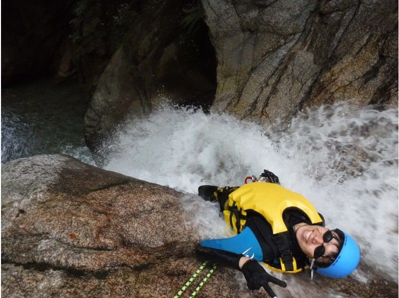 【三重・亀山】極限の水遊び!キャニオニング半日ツアー!大迫力の滝スライダーも体験できる!