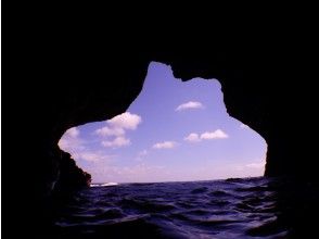 [Irabu Island] Blue cave & fish exploration double tour ☆ There is no doubt that you will be impressed by the mysterious blue cave and fish!