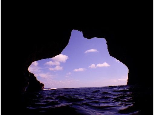【伊良部島】青の洞窟&お魚探検ダブルツアー☆神秘的な青の洞窟とお魚で感動間違いなし！の画像