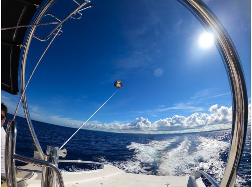 Spectacular parasailing from Naha [Hotel pickup in Naha city included]の画像