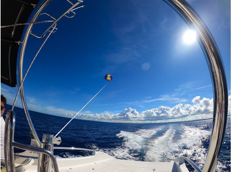 Spectacular parasailing from Naha [Hotel pickup in Naha city included]の紹介画像