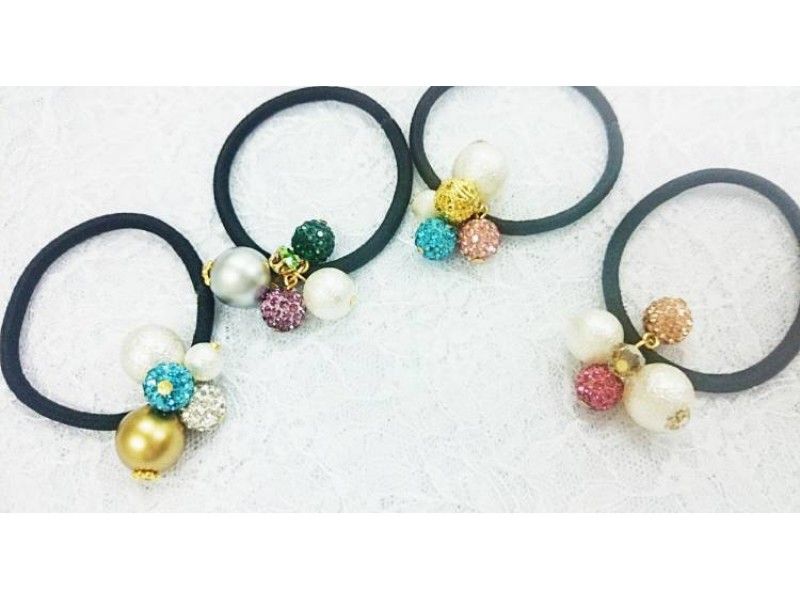【東京・新宿】ヘアゴム、イヤリンなど選べるアクセサリー作り。カラーバリエーション豊富【28084】