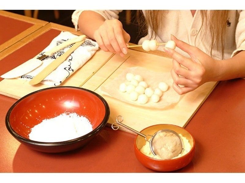 [Kyoto Prefecture /Kyoto City] Japanese sweets originating in Kyoto! Excellent! Mitarashi dumpling making experienceの紹介画像