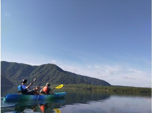 [Yamanashi, Fuji Five Lakes, Lake Saiko, Kayaking] Dogs are welcome! A 120-minute Kayaking experience on Lake Saiko that is full of attractions and allows you to enjoy the lake to the fullest.の画像