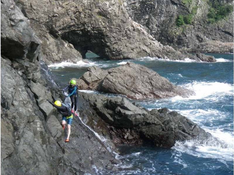 【徳島・美波町】コーステアリング☆海岸線を歩・登・飛・泳しながクリア☆ニューアドベンチャースポーツ!