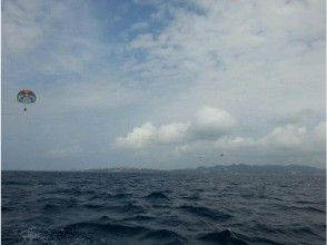 [Okinawa Sesoko Island] feel in the skin of the water and the sky of the air! Para jet course [parasailing & watercraft]
