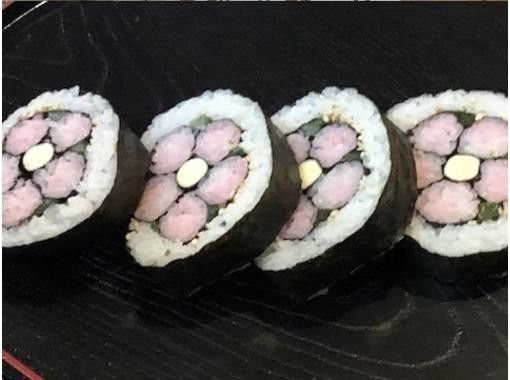 [Ninenzaka, Higashiyama Ward, Kyoto] Making cute and delicious decorative sushi rolls. This is a small, 120-year-old house in a Kyoto-style setting located in a landscape conservation area.の画像