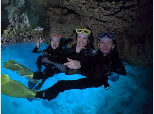 [沖縄·藍洞·體驗深潛桅杆藍洞深潛經驗♪攝影免費餵養♪の画像