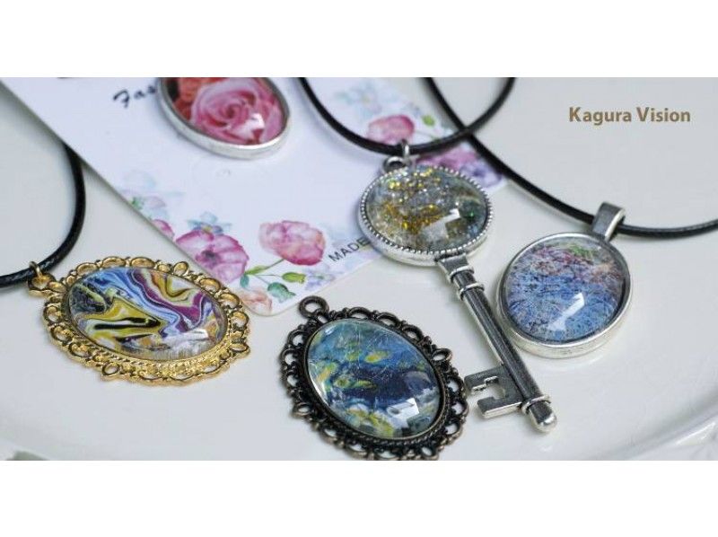 【東京・新宿】フレーム付きガラスカボションを使ったアクセサリー制作体験【28216】