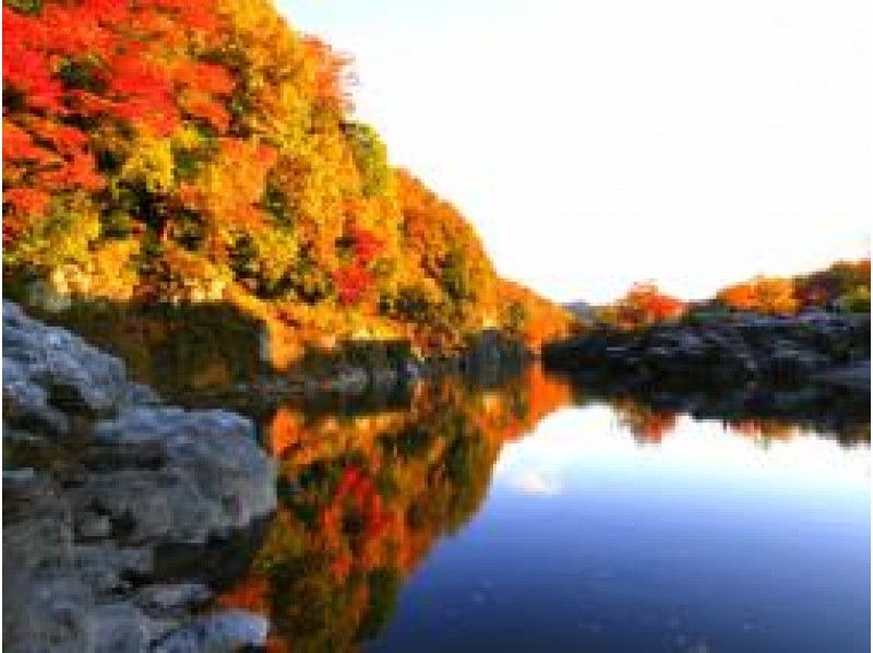 紅葉景色を楽しむ長瀞ライン下り＆絶景紅葉の三峯神社参拝～刺身御膳のご昼食～【15084】