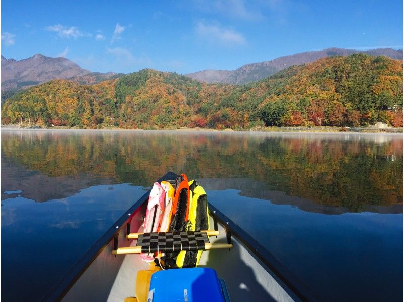 【山梨県・河口湖】秋の行楽！紅葉狩りカヌー体験ツアー/河口湖で湖上散歩＆思い出作りの旅