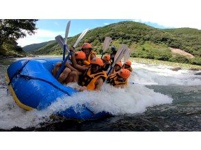【人気】スーパーフレンドリーなガイドがご案内！球磨川ラフティング【午後コース】の画像