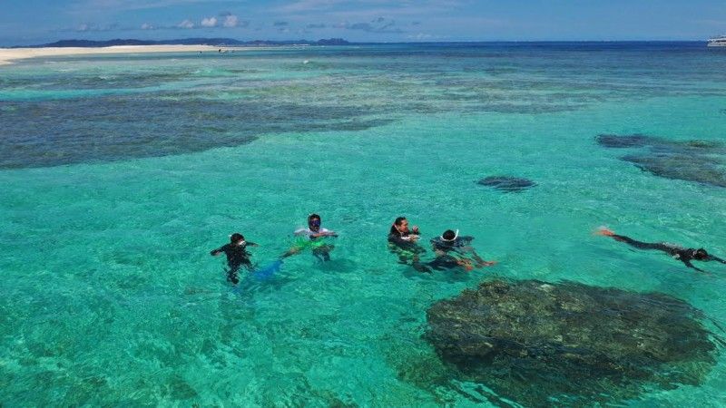 沖縄のチービシ・ナガンヌ島で「美ら海んchu」のシュノーケリング体験を楽しむ様子
