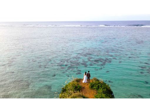 【沖縄本島】ビーチでプロカメラマンが撮影！ウェディングフォト高品質&最安値の画像