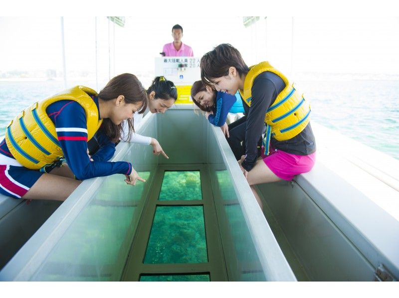 [Okinawa Chatan] Glass bottom boatの紹介画像
