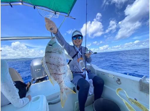 【沖縄北部・オクマ】地元漁師と一緒に沖縄の県魚グルクン（タカサゴ）釣り又は底物（そこもの）船釣りツアーの画像