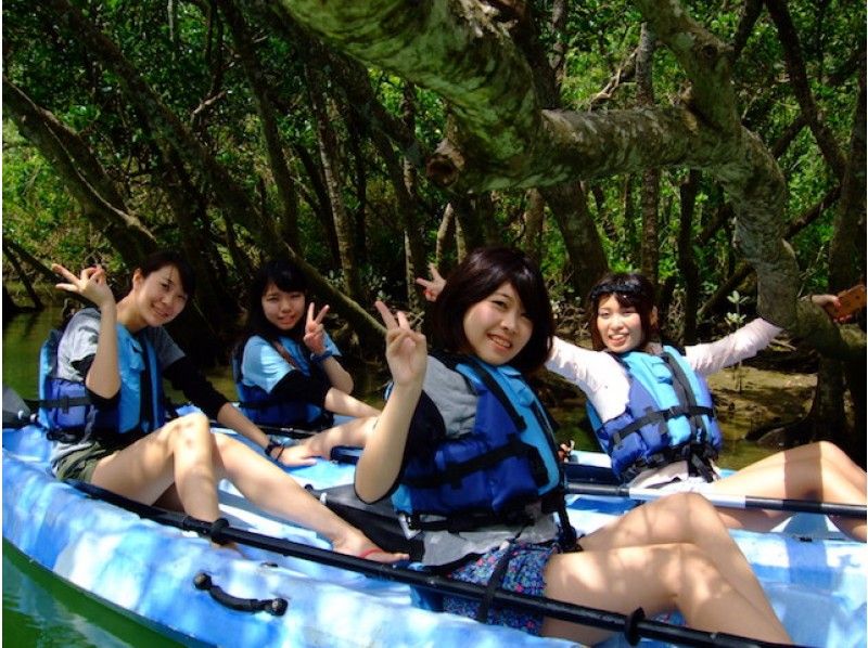 【読谷・比謝川】3才からOK！4名からお得にグループ割で遊ぶ！ マングローブカヤックツアー 