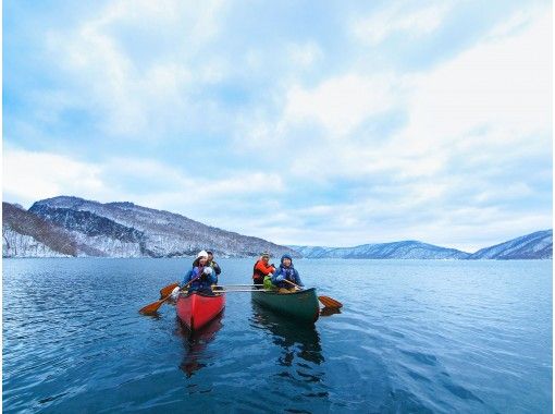 ネイチャーガイドと一緒に漕ぎ進む十和田湖ウインターカヌーの画像
