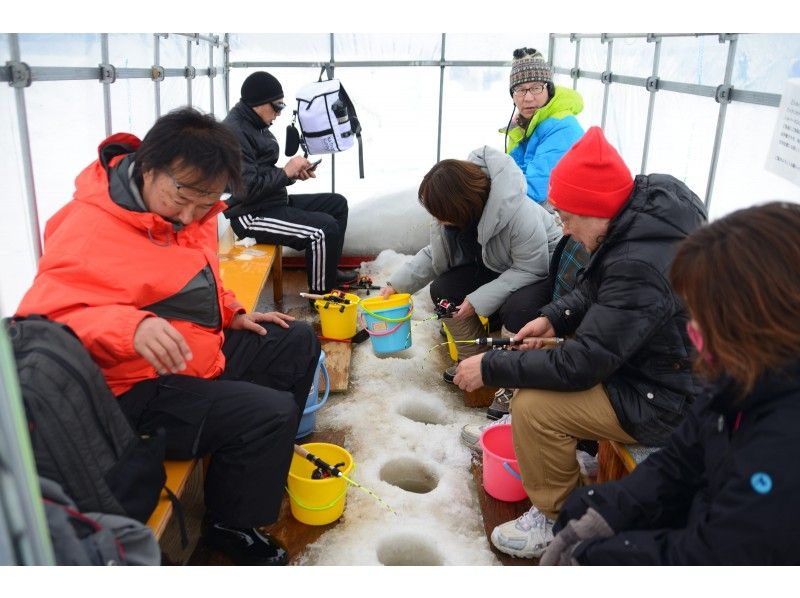 【北海道・札幌】札幌近郊・あいの里で楽しむワカサギ釣り体験(午後・最大6名様テント貸切プラン)